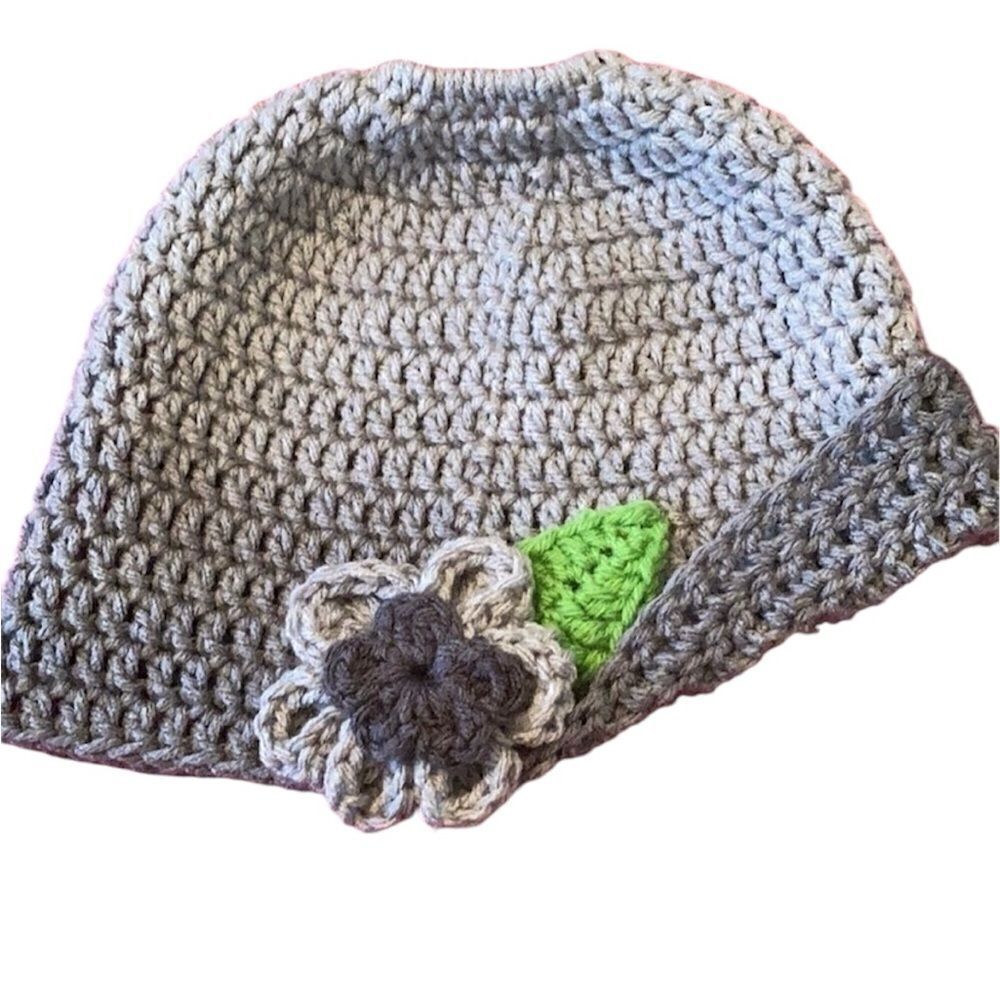 NWT  Angelas Designs hand crocheted variegated grey ponytail hat flower accent